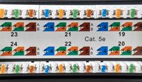 Patch panel U/UTP Cat5e 48 porte RJ45 per armadi rack da 19, colore nero